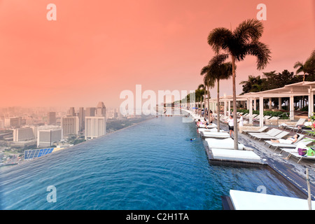 Singapur, Schwimmbad und Skyline von Singapur im 57. Stock des Marina Bay Sands Resort Stockfoto