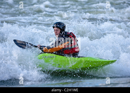 Weibliche Weltmeisterin Wildwasser Paddler während Backsurf auf Welle, Rhone Fluss in der Nähe von Lyon, Sault Brenaz, Frankreich Stockfoto