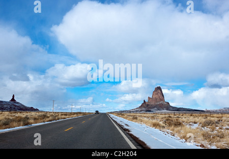 USA, Grenze zwischen Utah und Arizona, Navajo Indian Reservation, Fialen auf dem Weg zum Monument Valley Stockfoto