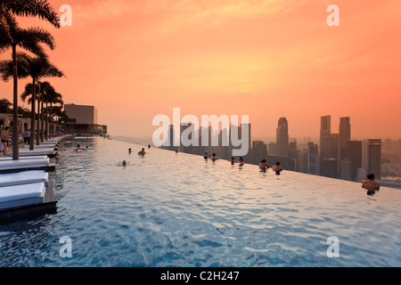 Singapur, Schwimmbad und Skyline von Singapur im 57. Stock des Marina Bay Sands Resort Stockfoto