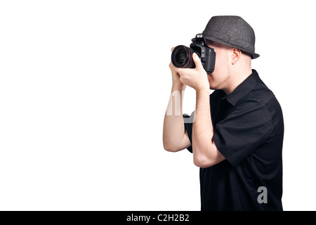 Ein junger Mann Blick durch den Sucher einer SLR-Kamera und die Konzentration auf ein Foto zu machen. Stockfoto