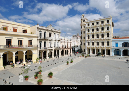 Havanna. Kuba. Blick über die Plaza Vieja und die Edificio Gomez Vila (hohes Gebäude, rechts), Habana Vieja/Altstadt Havannas. Stockfoto