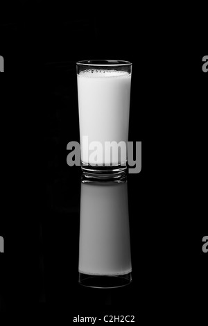 Glas Milch auf dem schwarzen Hintergrund Stockfoto