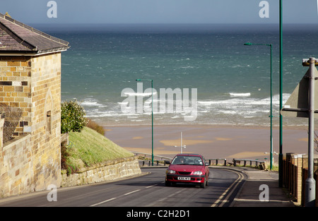 Auto bergauf bei Saltburn Stockfoto