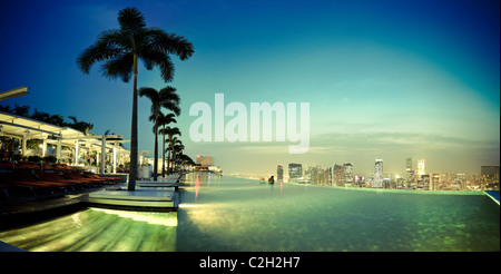 Singapur, Schwimmbad und Skyline von Singapur im 57. Stock des Marina Bay Sands Resort Stockfoto