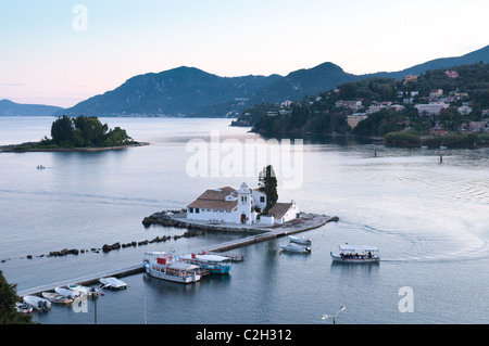 Korfu, Griechenland. Oktober. Maus-Insel oder Pontikonissi und Vlacherna Kloster. Das Kloster auf Vlacherna in der Bucht unter Kanoni. Stockfoto