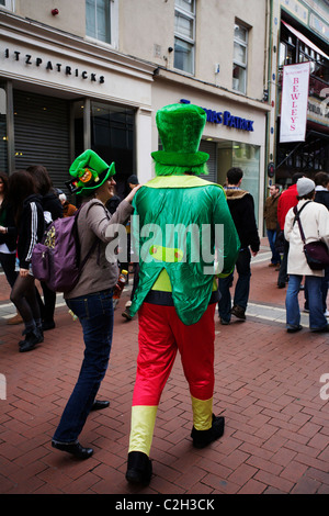 Eine Person gekleidet wie ein Kobold auf Dublins Grafton Street in Irland feiert St. Patricks Day am 17. März. Stockfoto