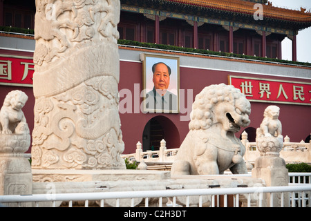 Peking: Bild des Vorsitzenden Mao hinter steinernen Löwen Stockfoto