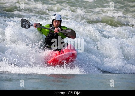 Weltmeisterin Wildwasser Paddler beim Surfen auf der Welle, Rhone Fluss in der Nähe von Lyon, Sault Brenaz, Frankreich Stockfoto