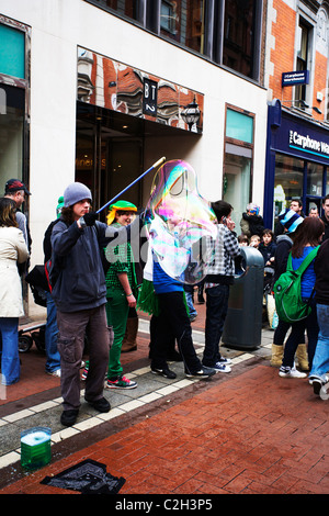 St. Patricks Day Nachtschwärmer auf der Grafton Street, Dublin, Irland Stockfoto