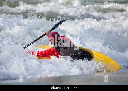 Weltmeisterin Wildwasser Paddler während Backsurf auf Welle, Rhone Fluss in der Nähe von Lyon, Sault Brenaz, Frankreich Stockfoto