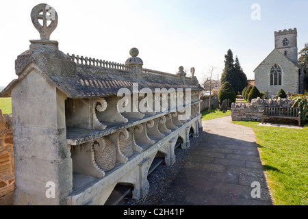 Die ungewöhnliche Cotswold Kalkstein Bee Shelter auf dem Kirchhof von St. Mary the Virgin in Hartpury, Gloucestershire, England, UK Stockfoto