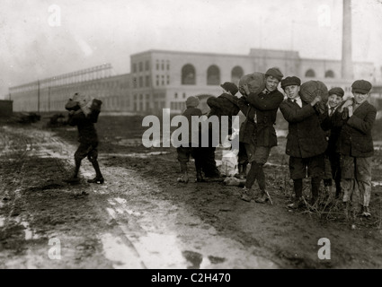 Kohle aus Kohle-Rangierbahnhof zu stehlen. Stockfoto