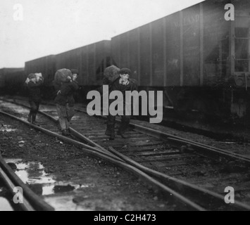 Kohle aus Kohle-Rangierbahnhof zu stehlen. Stockfoto