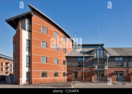 Seite Straße Gehäuse in Hounslow Stockfoto