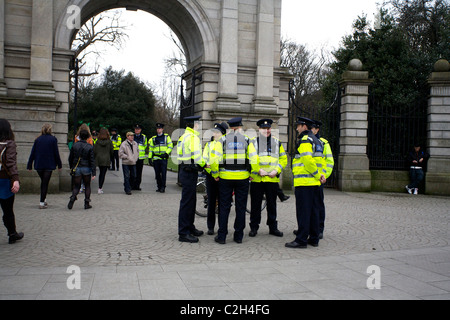 Ein Garda Siochana außerhalb der Eingangstore des St. Stephens Green, Dublin, Irland am St. Patricks Day. Stockfoto