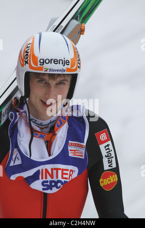 Skispringer Peter PREVC geht auf dem Sprung gut temperamentvoll beim FIS World Cup 19. Dezember 2009 in Engelberg SUI. Stockfoto