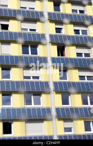 Eine Fassade mit Solaranlage, Freiburg, Deutschland Stockfoto