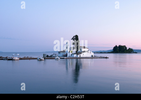 Korfu, Griechenland. Oktober. Maus-Insel oder Pontikonissi und Vlacherna Kloster. Das Kloster auf Vlacherna in der Bucht unter Kanoni. Stockfoto