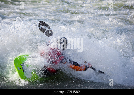 Weibliche Weltmeisterin Wildwasser Paddler bedeckt im Spray beim Surfen auf der Welle, Rhone Fluss in der Nähe von Lyon, Sault Brenaz, Frankreich Stockfoto