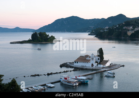 Korfu, Griechenland. Oktober. Maus-Insel oder Pontikonissi und Vlacherna Kloster. Das Kloster auf Vlacherna in der Bucht unter Kanoni. Stockfoto