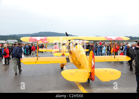 Vintage Akrobatik Doppeldecker Jungmeister HB-MIZ werden an der Start-und Landebahn auf der Airshow "100 Jahre Schweizer Luftfahrt" gerollt Stockfoto