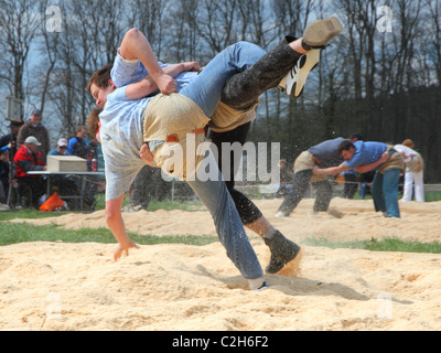 Schwingfest Athleten kämpfen um den Sieg durch das Werfen des Gegners auf dem Rücken April, Bonstetten, Schweiz Stockfoto