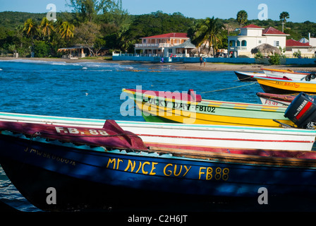 Angelboote/Fischerboote verankert in Frenchman es Bay in Treasure Beach, mit Golden Sands Beach Resort im Hintergrund, St. Elizabeth, Jamaika Stockfoto