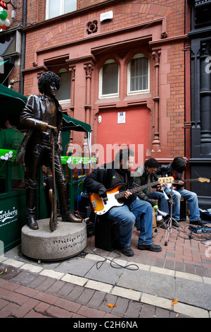 Musiker spielen Musik am St. Patricks Day um Grafton Street Dublin Irland zur Feier des Nationalfeiertages Stockfoto