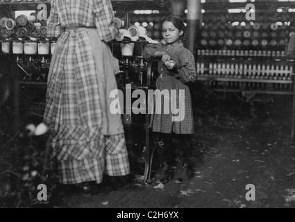 Wenig Fannie, 7 Jahre alt, 48 Zoll hoch, hilft Schwester in Baumwolle Mühle. Stockfoto