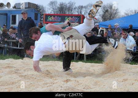 Schwingfest Athleten kämpfen um den Sieg durch das Werfen des Gegners auf dem Rücken April, Bonstetten, Schweiz Stockfoto