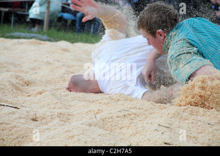 Schwingfest Athleten kämpfen um den Sieg durch das Werfen des Gegners auf dem Rücken April, Bonstetten, Schweiz Stockfoto