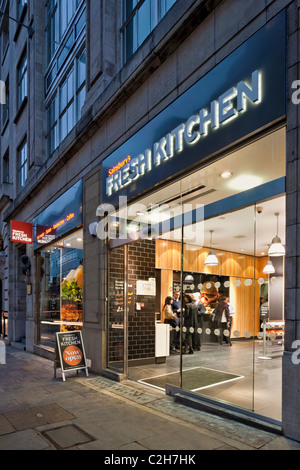 Sainsburys frische Küche-Fast Food-Kette in der Fleet Street, London. Stockfoto