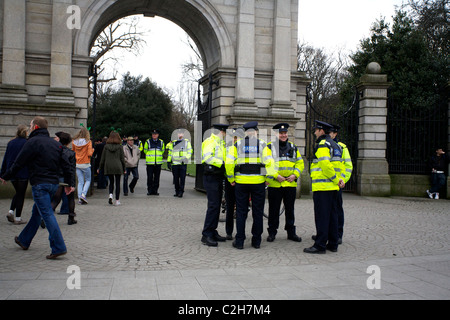 Ein Garda Siochana außerhalb der Eingangstore des St. Stephens Green, Dublin, Irland am St. Patricks Day. Stockfoto