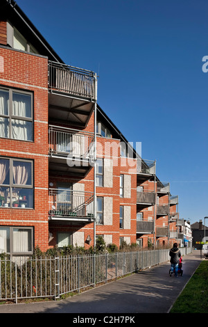 Seite Straße Gehäuse in Hounslow Stockfoto