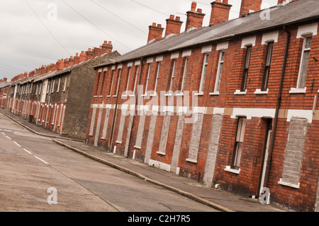 Zugemauert und verlassenen Häusern der Stadt in einem heruntergekommenen Innenstadt street in Belfast Stockfoto