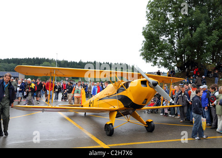 Vintage Akrobatik Doppeldecker Jungmeister HB-MIZ werden an der Start-und Landebahn auf der Airshow "100 Jahre Schweizer Luftfahrt" gerollt Stockfoto