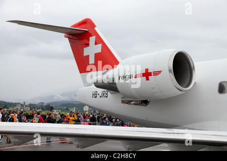 Schweizerische Rettungsflugwacht REGA präsentiert seine Langstrecken Jet Canadair CL 604 Challenger zu öffnen, um in zu Fuß auf der Airshow 100 Jahre Schweizer Stockfoto