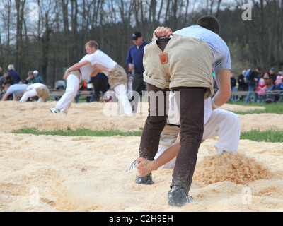 Schwingfest Athleten kämpfen um den Sieg durch das Werfen des Gegners auf dem Rücken April, Bonstetten, Schweiz Stockfoto