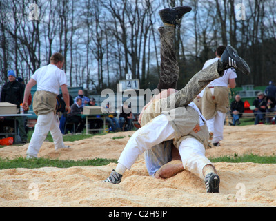 Schwingfest Athleten kämpfen um den Sieg durch das Werfen des Gegners auf dem Rücken April, Bonstetten, Schweiz Stockfoto