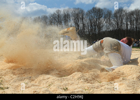 Schwingfest Athleten kämpfen um den Sieg durch das Werfen des Gegners auf dem Rücken April, Bonstetten, Schweiz Stockfoto