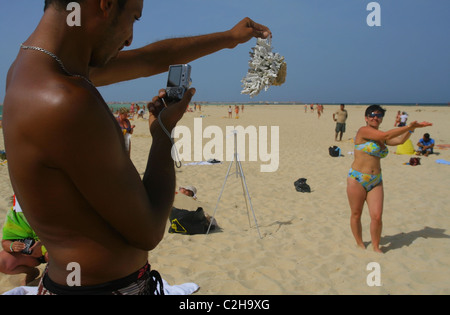 Ägyptische Reiseleiter nimmt ein Bild durch Korallen von Touristen am Strand der Sandinsel. Safaga-Rotes Meer, Ägypten Stockfoto