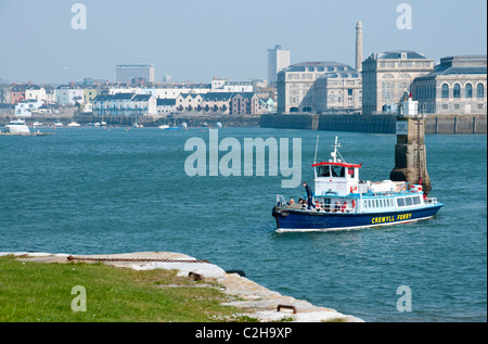 Die Cremyll Fähre nähert sich der kornischen Seite des Tamar bei Cremyll mit Royal William Yard im Hintergrund, UK Stockfoto