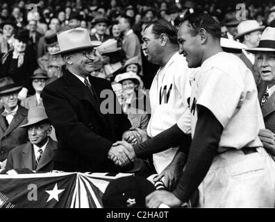 Präsident Harry Truman schüttelt Hände mit Spielern Stockfoto