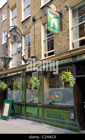 Lamm-Klasse 2 aufgeführt viktorianischen Pub in Bloomsbury, London, UK. Stockfoto