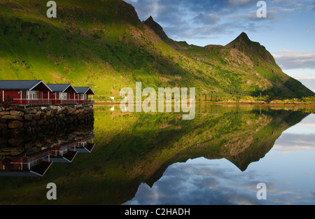 Ferienhäuser (Hytter) mit Berge im Wasser, Lofoten, Norwegen Stockfoto