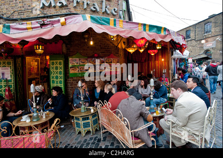 Shisha Rauchen im marokkanischen Café-Bar, The Stables Market, Camden, NW1, London, Vereinigtes Königreich Stockfoto