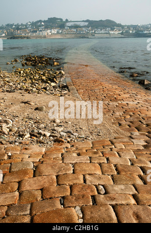 Rückblick auf die überflutete Damm verbindet St. Michaels Mount mit dem Festland Marazion, Cornwall, UK Stockfoto