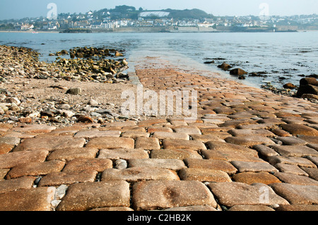 Rückblick auf die überflutete Damm verbindet St. Michaels Mount mit dem Festland Marazion, Cornwall, UK Stockfoto