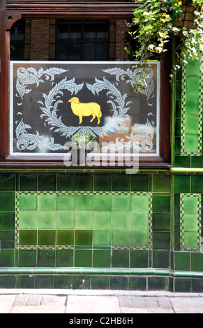 Lamm-Klasse 2 aufgeführt viktorianischen Pub in Bloomsbury, London, UK. Stockfoto